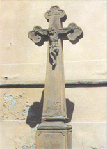  Kamenný kříž u boční zdi kostela