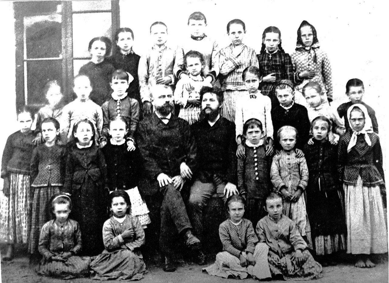 Žáci školy ve Velkém Újezdě z roku 1876